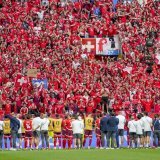 L'équipe de Suisse et son équipe en communion samedi, à l'issue du quart de finale de l'Euro perdu face à l'Angleterre à Düsseldorf.